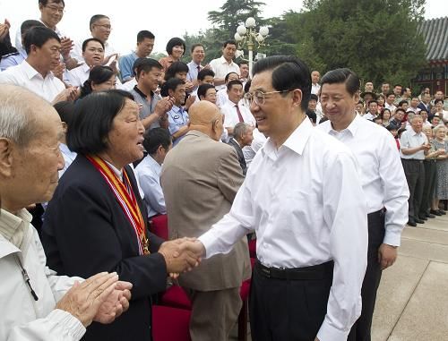 Ху Цзиньтао встретился с представителями передовых низовых парторганизаций, выдающихся коммунистов и партработников