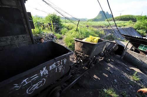 3 человека погибли, 19 остаются заблокированными под землей в результате аварии на угольной шахте в Южном Китае