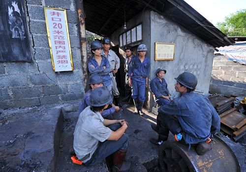 3 человека погибли, 19 остаются заблокированными под землей в результате аварии на угольной шахте в Южном Китае