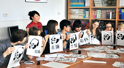 На фото: студенты кафедры китайского языка нарисовали симпатичных больших панд и подписали иероглифами «панда».