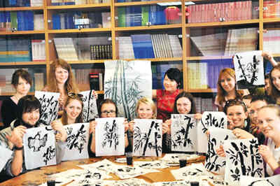 На фото: студенты сами попросили преподавателя научить их рисовать.