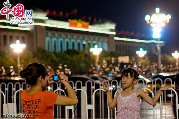Как известно, в эти дни КНР празднует 90-летие своей компартии. В самом «сердце» страны, в центре Пекина, на знаменитой площади Тяньаньмэнь установлен огромный светящийся герб с датами. 
