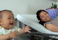 Жительница Китая поймала выпавшего с 10 этажа ребенка2