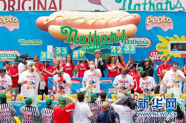 В День независимости США в Нью Йорке прошел ежегодный конкурс поедания хот-догов. Джой Честнат в пятый раз стал победителем, съев за 10 минут 62 хот-дога. 
