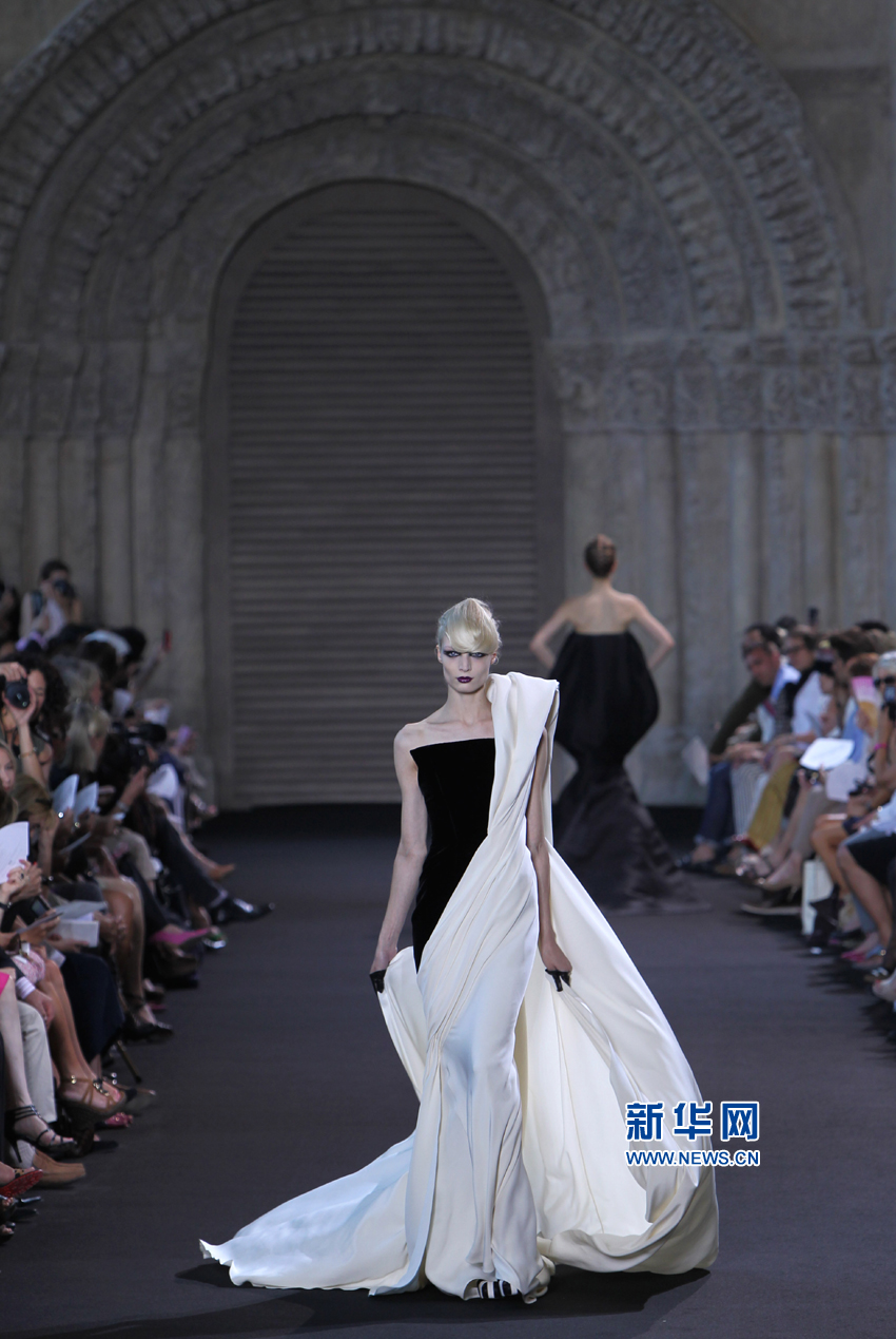 5 июля на Неделе высокой Моды в Париже модели демонстрирую новые коллекции сезона «осень-зима» от знаменитого французского дизайнера Стефана Роллана.
