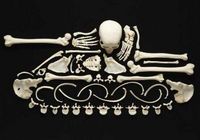 Невероятные композиции из человеческих костей