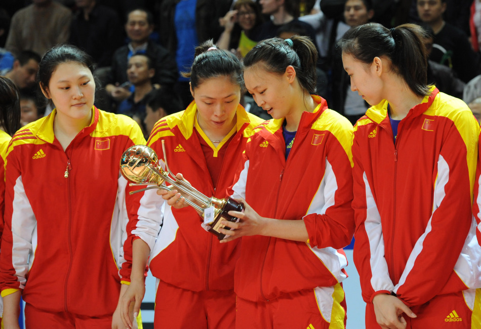 Бразильская сборная оказалась самой серьезной соперницей китайских девушек. Первую партию выиграли китаянки со счетом 37:35.