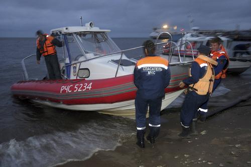 По словам представителя пресс-службы Приволжского регионального центра МЧС, в районе крушения 307 спасателей в составе 27 групп ведут поиск пассажиров и членов экипажа с затонувшего теплохода.