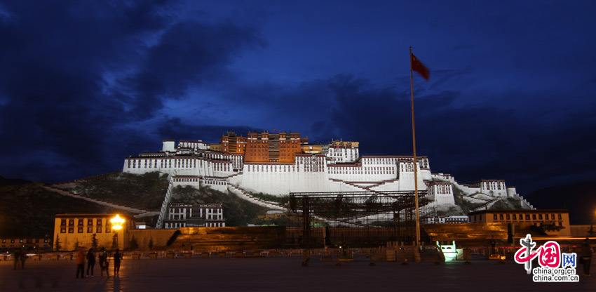 Очаровательный ночной дворец Потала в объективе журналиста веб-сайта «Чжунгован» 