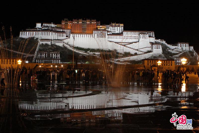 Очаровательный ночной дворец Потала в объективе журналиста веб-сайта «Чжунгован» 