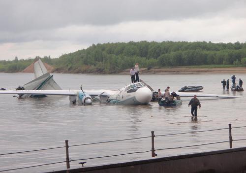 Число погибших при вынужденной посадке самолета Ан-24 в России увеличилось до 7 человек