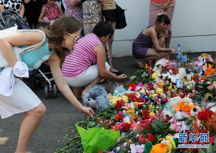 Во вторник родственники погибших в катастрофе на Волге и местные жители собрались на месте трагедии вблизи Казанского речного порта, чтобы почтить память о жертвах крушения теплохода 'Булгария'.