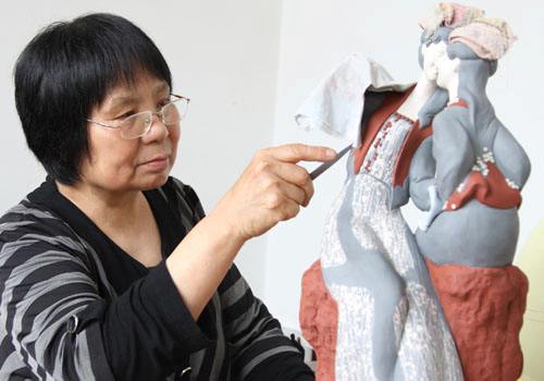 Известная мастер керамической скульптуры Ян Юйфан продемонстрировала свое новое произведение