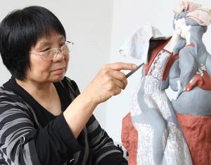 Известная мастер керамической скульптуры Ян Юйфан продемонстрировала свое новое произведение
