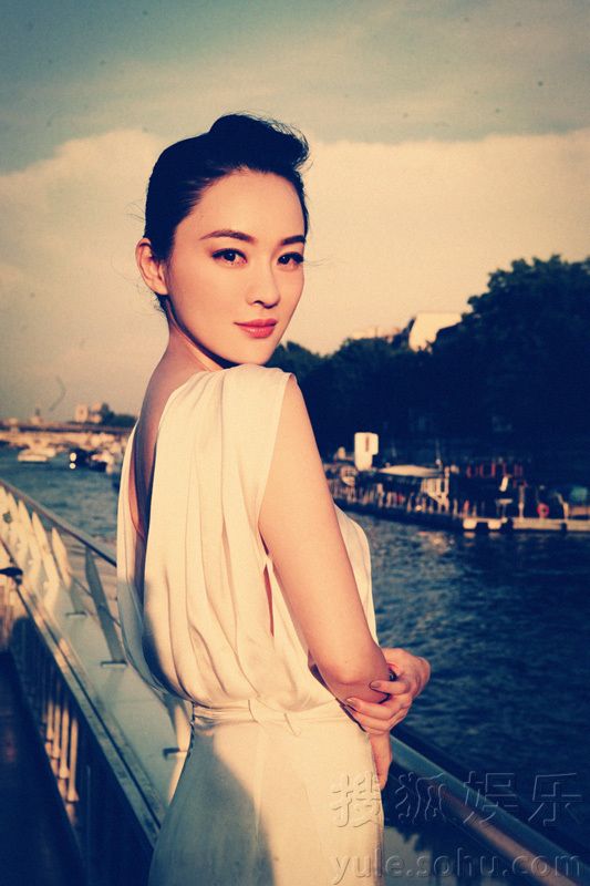 Красотка Хо Сыянь в новых снимках в Париже