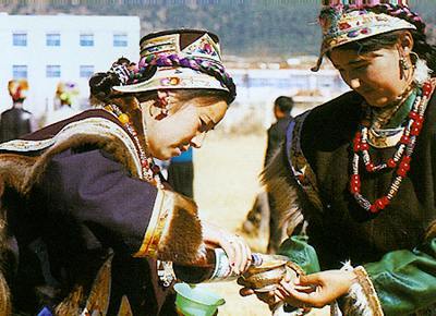 Питье ячменного пива в Тибете