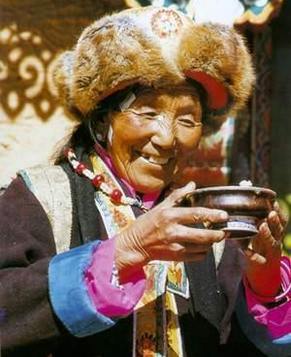 Питье ячменного пива в Тибете