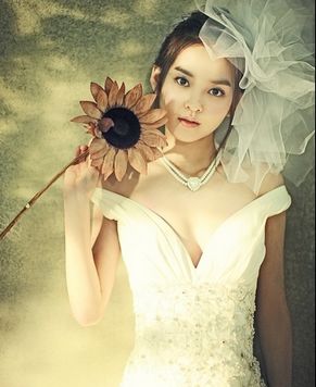 Южнокорейская актриса Ким Юн Хе в свадебных нарядах