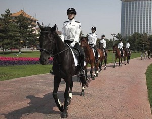 Женская конная полиция в городе Баотоу