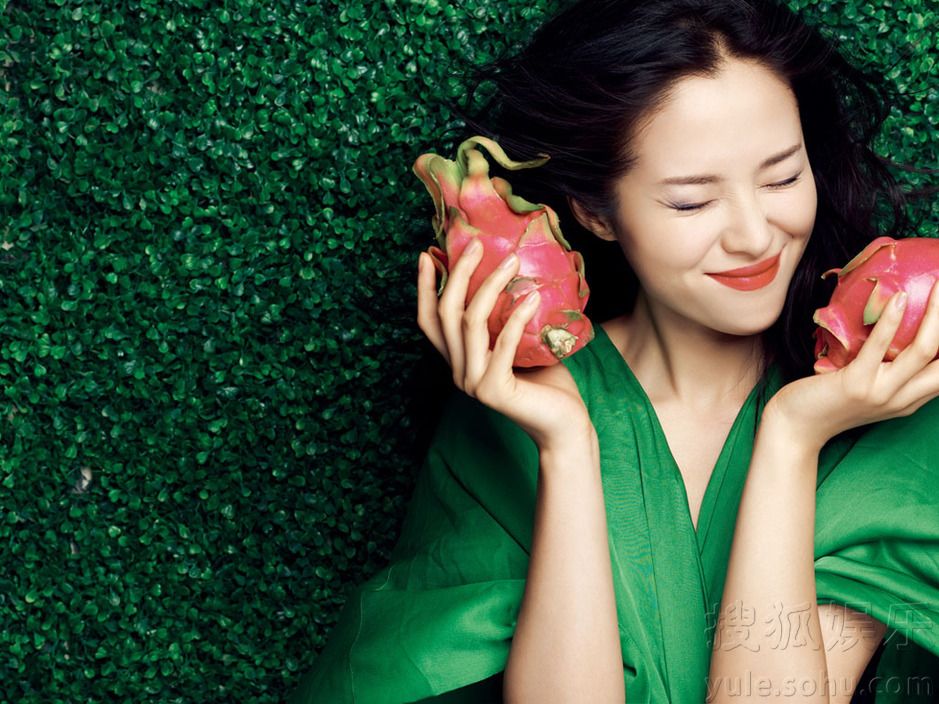 Звезда Цзян Иянь попала на обложку модного журнала