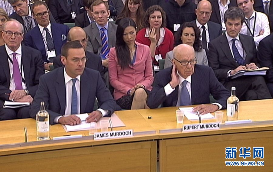 На фото: Руперт Мердок (справа на переднем плане) и его сын Джеймс присутствовали на парламентском слушании по делу о незаконных телефонных прослушиваниях журналистами.
