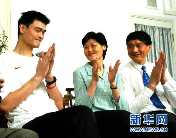 На фото: 27 июля 2002 года отец Яо Мина Яо Чжиюань (первый справа) и мать Фан Фэнди (в центре) в Пекине поздравили его с зачислением в НБА.