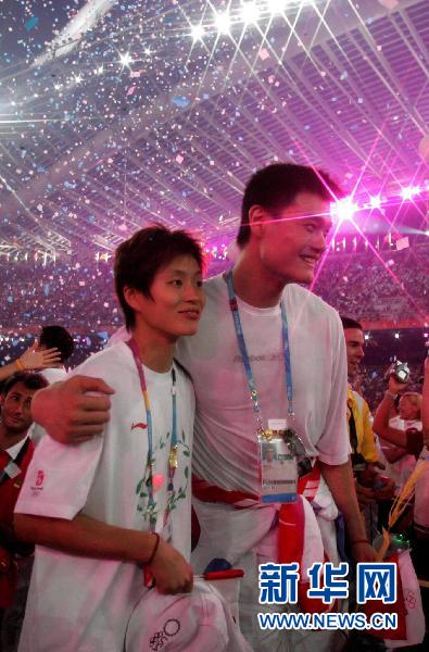 На фото: 29 августа 2004 года на церемонии закрытия Олимпиады в Афинах Яо Мин и Е Ли счастливы вместе.