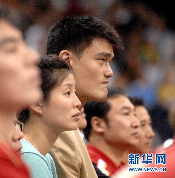 На фото: 17 августа 2007 года китайская баскетбольная команда, находясь в Германии для тренировки, провела первое соревнование с германской баскетбольной командой. Яо Мин и Е Ли, которые в Европе провели медовый месяц, приехали на стадион, чтобы «поддать жару» товарищам.