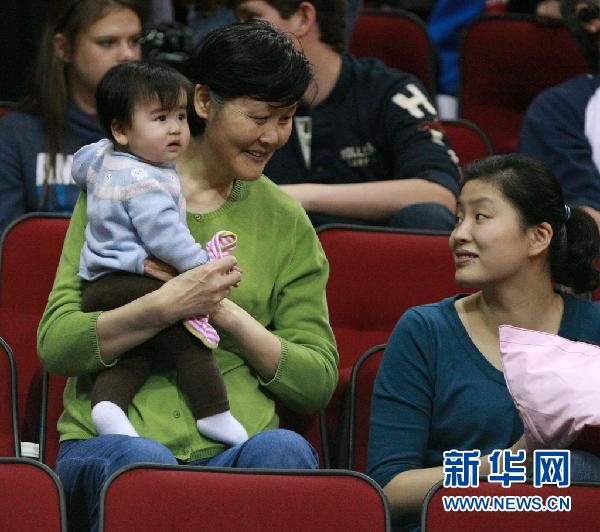На фото: 31 декабря 2010 года мать Яо Мина Фан Фэнди (вторая слева на переднем плане), держа внучку Яо Чиньлэй, вместе с женой Яо Мина Е Ли смотрели соревнования команды «Хьюстон Рокетс» и «Торонто Рэпторс».
