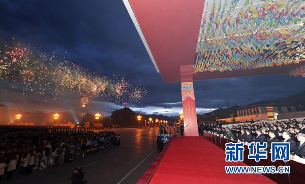 Заместитель председателя КНР Си Цзиньпин принял участие в вечере фейерверков по случаю 60-летия мирного освобождения Тибета