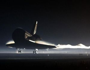 Американский шаттл 'Атлантис' приземлился в центре космических полетов имени Кеннеди