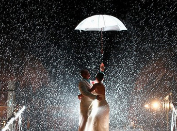 Романтичные свадебные фотографии в дождь 1