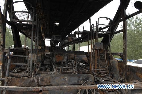 41 человек погиб и шестеро получили ожоги при пожаре в автобусе на территории города Синьян пров. Хэнань