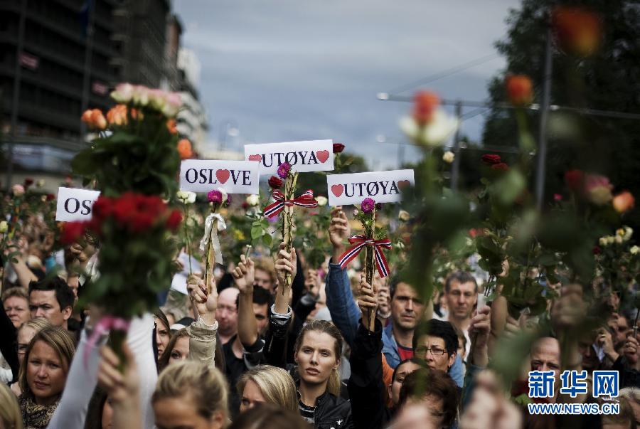 25 июля в Осло около 150 тысяч человек вышли на улицы с розами в руках в память о жертвах двойного теракта, произошедшего в стране на прошлой неделе.