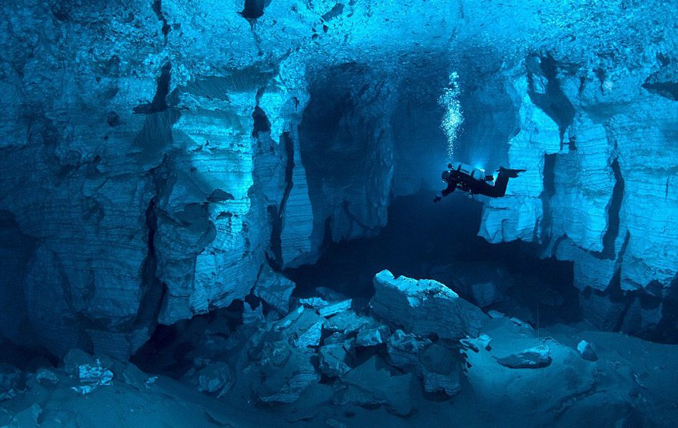 Отряд подводной экспедиции России в пещере