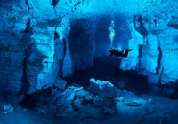 Отряд подводной экспедиции России в пещере
