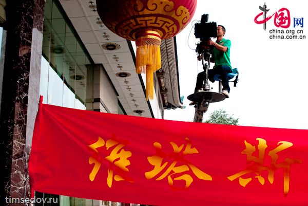 Певец Витас снова навестил Китай. На этот раз командировка – на 10 дней: успеть на Международный фестиваль танца в Урумчи и на пекинские съемки фильма «Стать звездой за ночь».