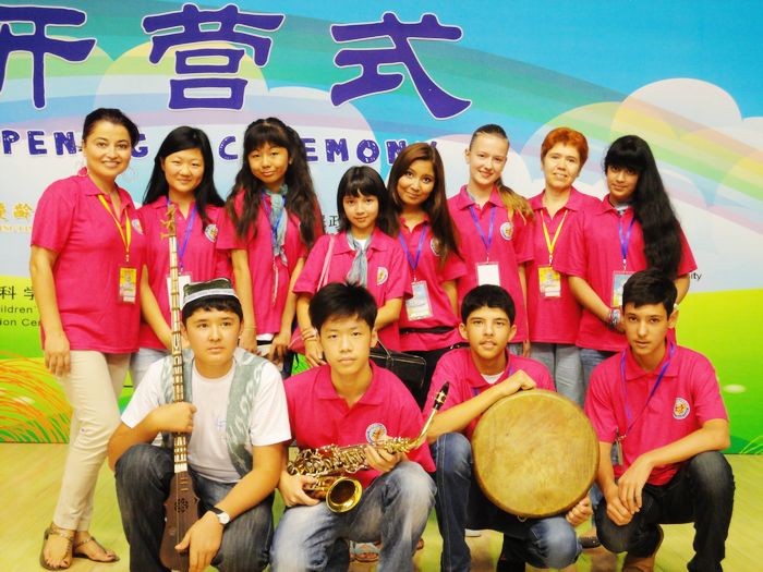 Узбекская группа «Funny Kiss» демонстрирует свои таланты в международном летнем лагере в Пекине