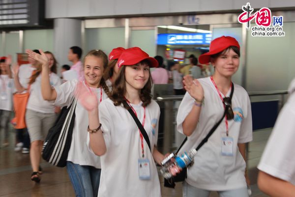 Российских школьников, прилетевших в Китай на летний лагерь, торжественно приветствовали в Пекине 2
