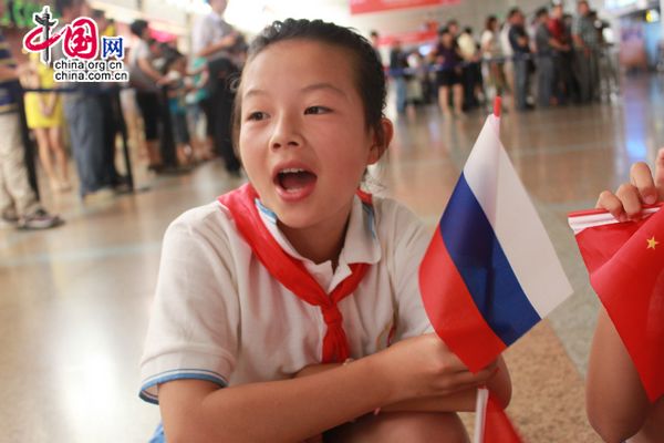 Российских школьников, прилетевших в Китай на летний лагерь, торжественно приветствовали в Пекине 7