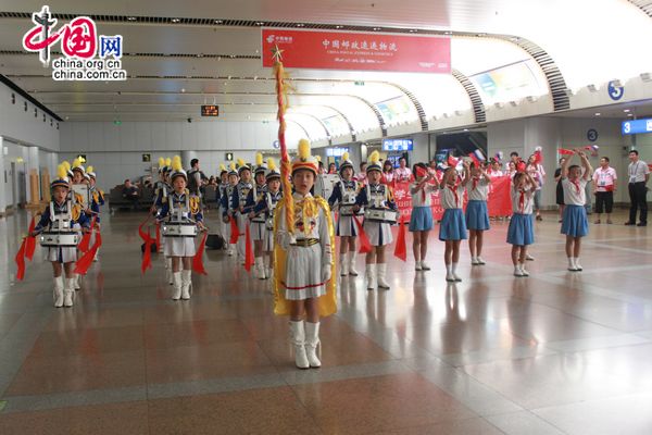 Российских школьников, прилетевших в Китай на летний лагерь, торжественно приветствовали в Пекине 6
