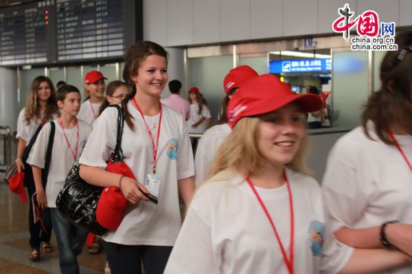 Российских школьников, прилетевших в Китай на летний лагерь, торжественно приветствовали в Пекине 4