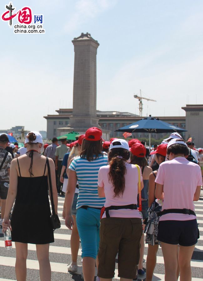 31 июля они побывали на пекинской площади Тяньаньмэнь и сфотографировались там на память.
