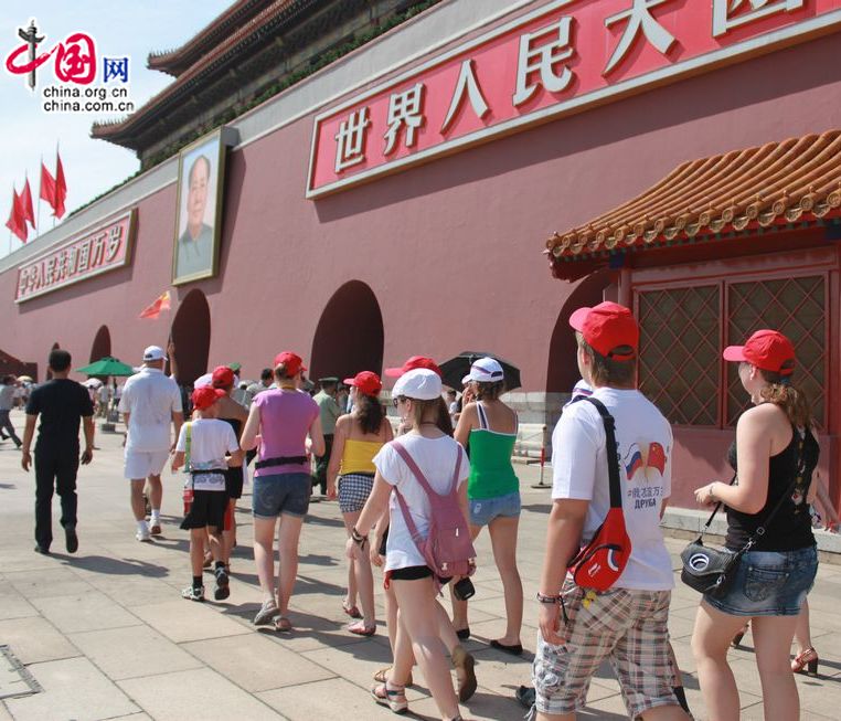  31 июля они посетили Императорский дворец «Гугун». Невзирая на высокую температуру, российские школьники с большим интересом погуляли по территории «Гугуна» (бывший запретный город) и познакомились с китайской архитектурой.