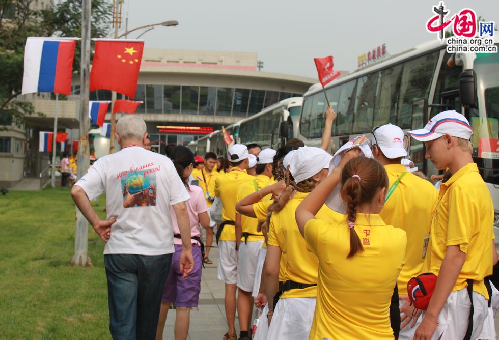 2 августа российские школьники, которые принимают участие в летнем лагере в Китае, приехали в среднюю школу № 80 Пекина. 