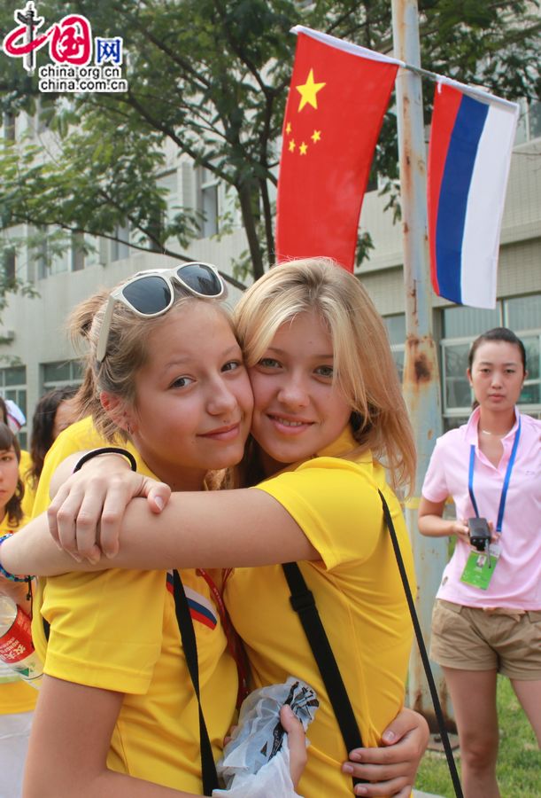 2 августа российские школьники, которые принимают участие в летнем лагере в Китае, приехали в среднюю школу № 80 Пекина. 