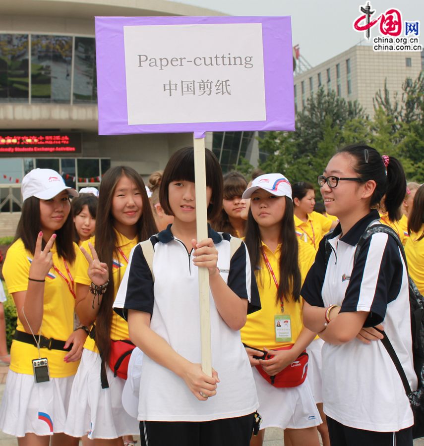  В перовой половине дня согласно планам школьники были разделены на несколько групп по интересам. Начались тематические занятия по обмену опытом с китайскими школьниками.