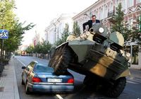 Литовский мэр на броневике раздавил Mercedes