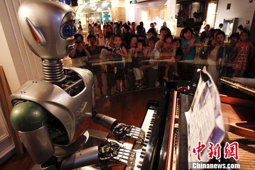 В Шанхае появился робот - пианист 