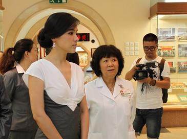 Певица НОАК Чэнь Сысы посетила памятники Синьхайской революции в ОАР Аомэнь